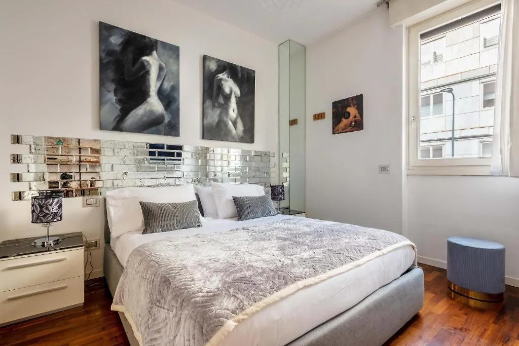 Daire Amazing Apt In The Heart Of Pta Venezia Milano