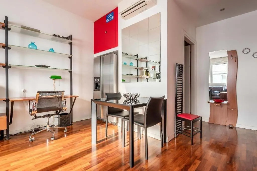 Daire Amazing Apt In The Heart Of Pta Venezia Milano