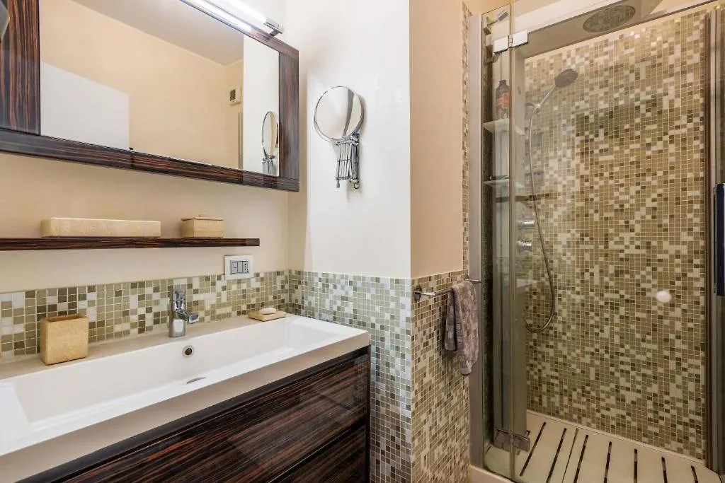 Daire Amazing Apt In The Heart Of Pta Venezia Milano
